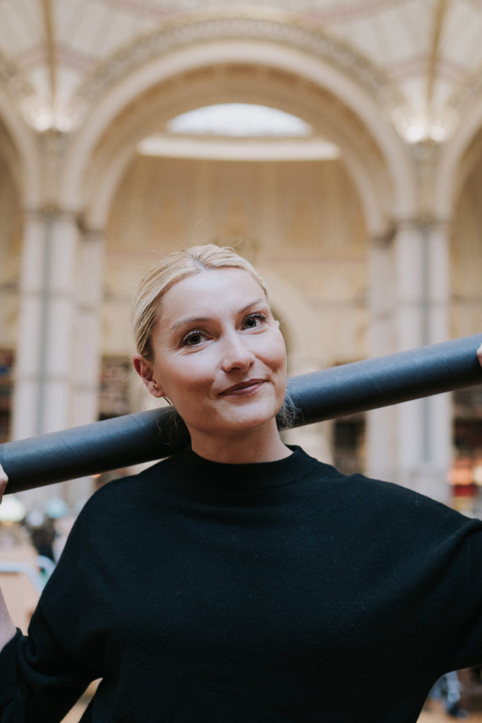 Portrait d'Isabelle Diacono, fondatrice des Jolies Planches, au coeur de la bibliothèque Richelieu