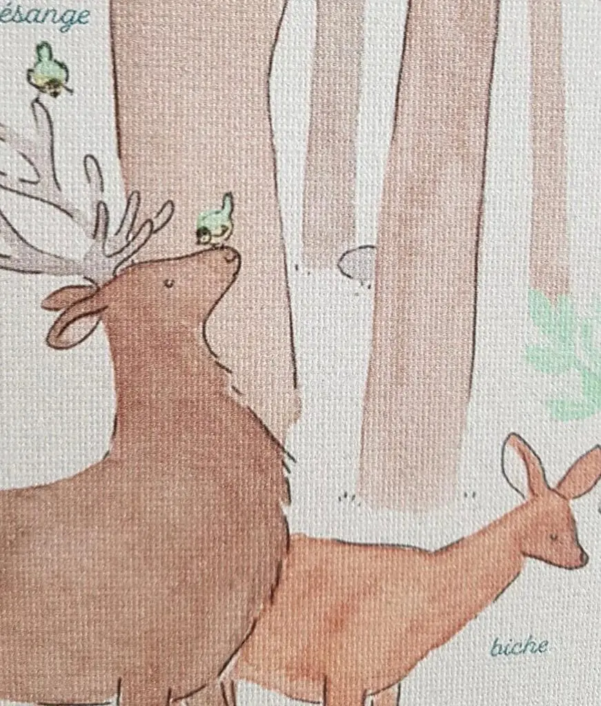 gros plan sur l'affiche "Dans les bois" : la biche et le cerf illustrés avec douceur