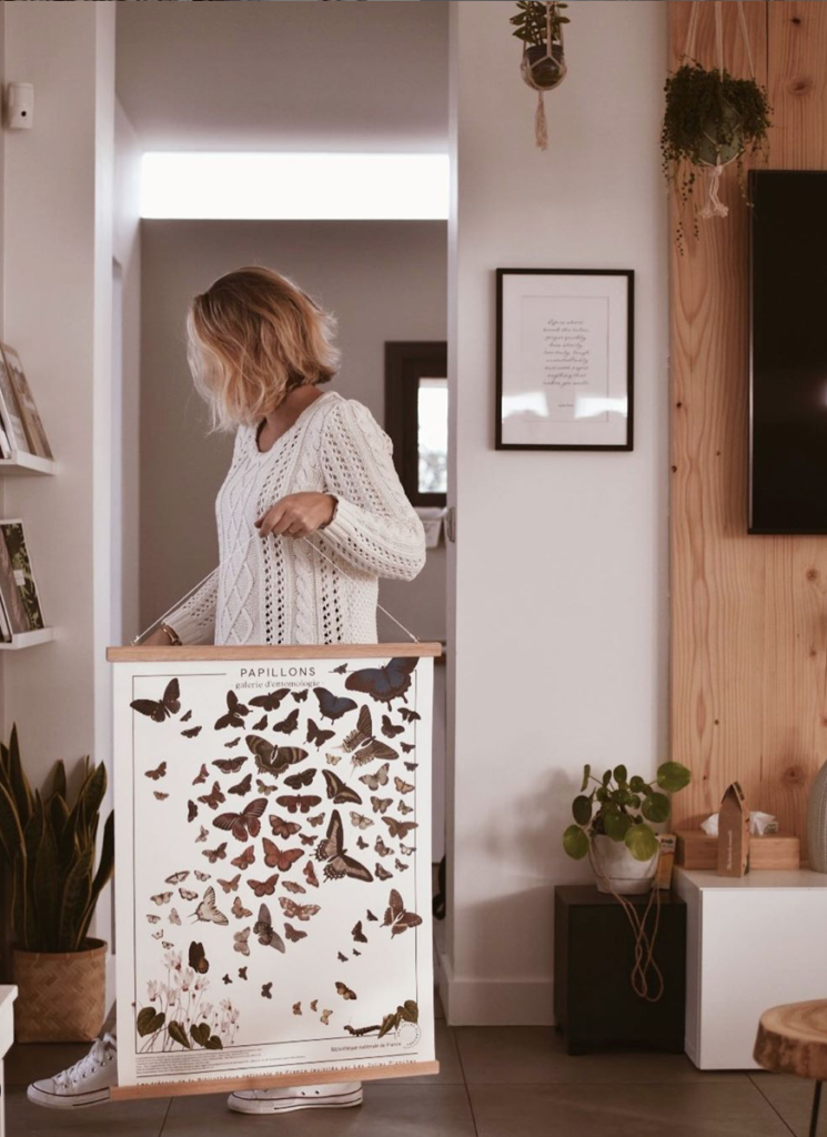 photographie de Audrey créatrice du blog "Etoiles et crayons gris", installant sa jolie planche "Papillons" dans sa maison