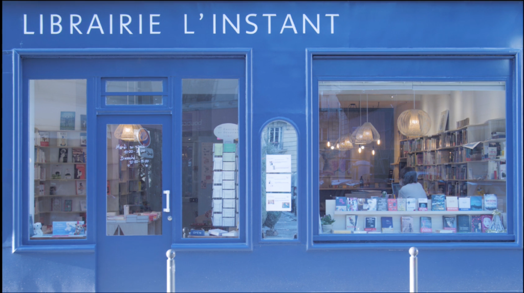 Vitrine bleue de la Librairie "L'instant"