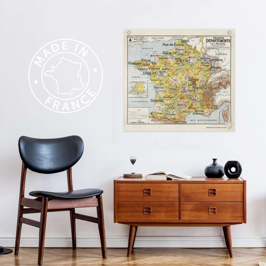 La carte de France Vidal-Lablache, s'harmonise avec tous les univers déco : ici, elle est accrochée au mur au dessus de mobilier vintage des années 50.