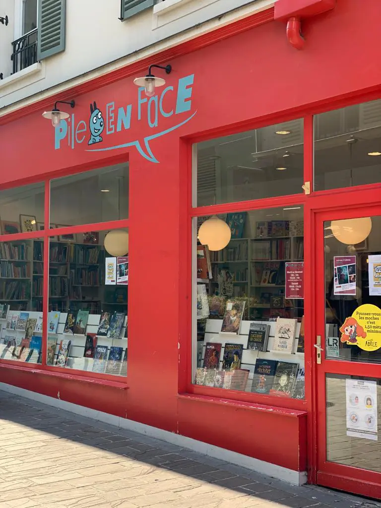 Vitrine rouge de la librairie "Pile en Face" à Rueil Malmaison