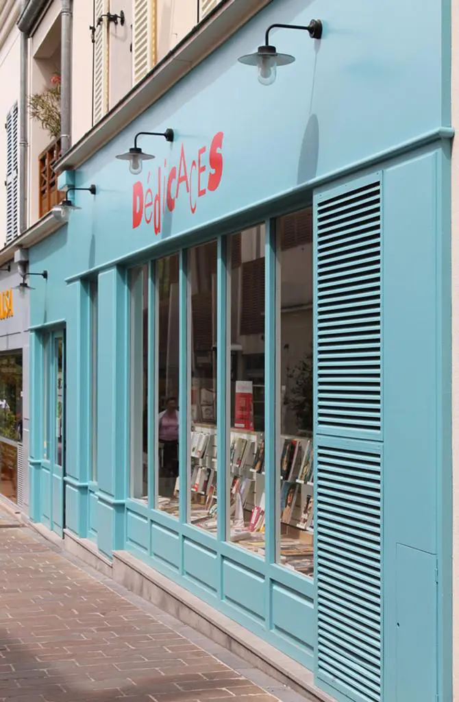 Vitrine bleu de la librairie "Dédicaces" à Rueil Malmaison