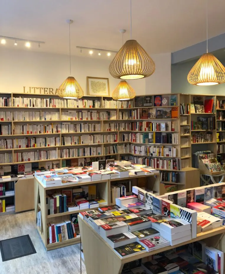 rayonnages de la librairie "L'instant", à Paris, 15ème arrondissement
