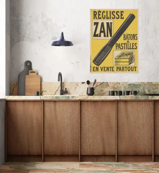 La toile adhésive "Zan" décore avec style une cuisine, grâce à son grand format facile à poser.