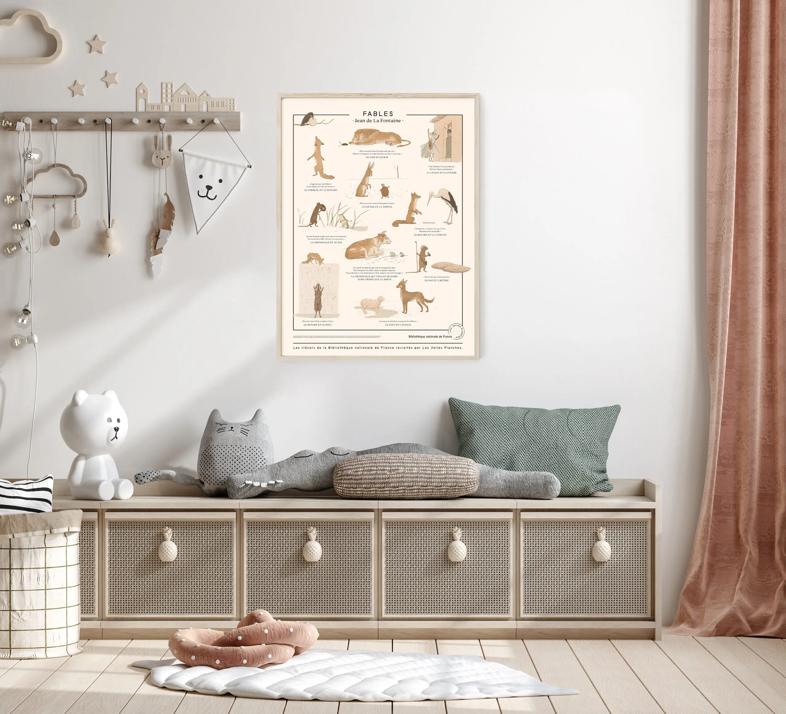 Planche illustrée des Fables de Jean de La Fontaine, dans un univers d'enfant, elle se marie à merveille avec la décoration contemporaine et les couleurs douces et sobres de la chambre.
