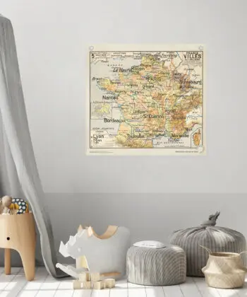 décoration chambre d'enfant avec une carte des villes de France de Vidal Lablache