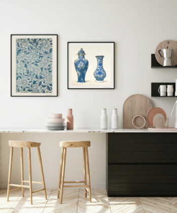 2 affiches présentant les Motifs sur porcelaine, 2 affiches ornement et objets vases dans décor de cuisine
